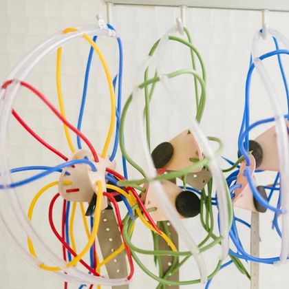 Spielzeug mit bunten Kabeln