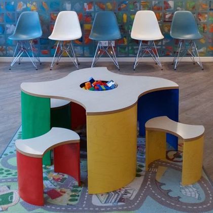Wartebereich mit Kindertisch