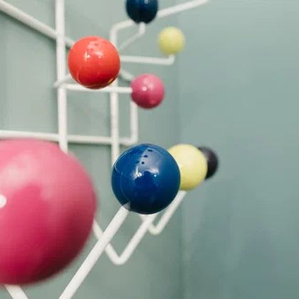 Garderobe mit bunten Kugeln