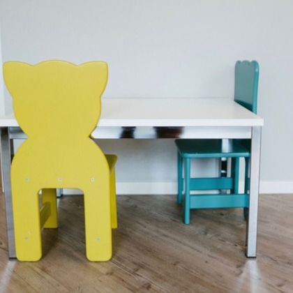 Kindertisch und -stühle