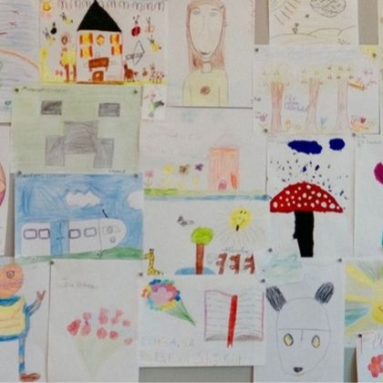 Kinderzeichnungen an der Wand