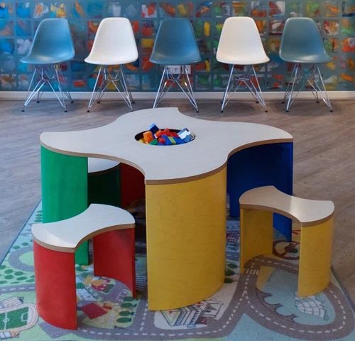 Wartebereich mit Kindertisch